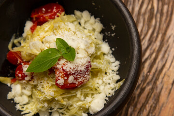 Spaghetti from pupunha with pesto and goat cheese.