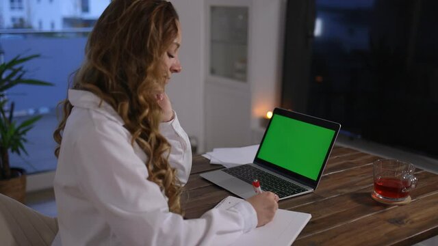 Young business women at her laptop green screen display - videoclip
