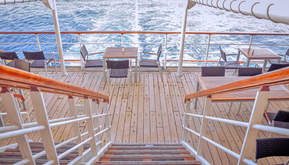 Vue du sillage à l'arrière d'un navire de croisière depuis le pont supérieur.