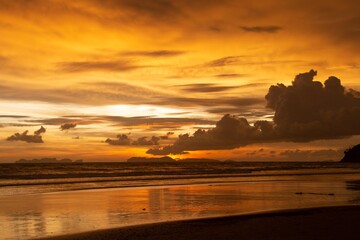 Fototapeta na wymiar ATARDECER