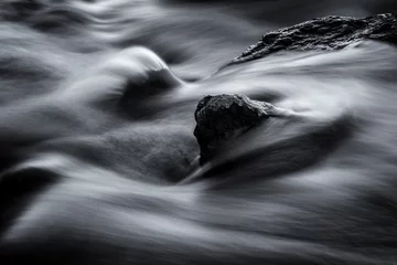 Photo sur Aluminium Noir et blanc longue exposition d& 39 une rivière, noir et blanc .
