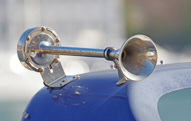 Horn for warnings of various kinds