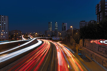 Obraz premium trails de luces en M607 de Madrid con las torres al fondo