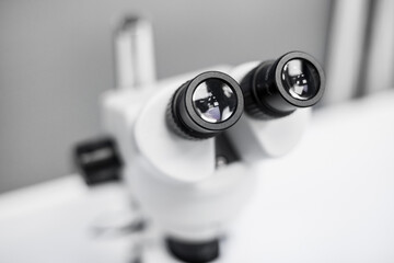 Nowoczesny mikroskop z czarnymi okularami w laboratorium w zbliżeniu - obrazy, fototapety, plakaty