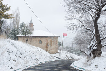 Obraz premium Kutahya Castle and Kale-i Bala Mosque in snow - Kutahya, Turkey