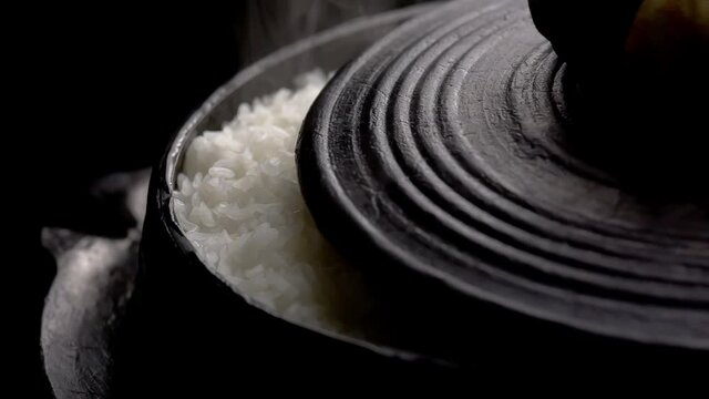 Cooking white rice in a cast iron pot