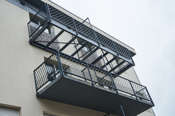 Balcons métalliques .