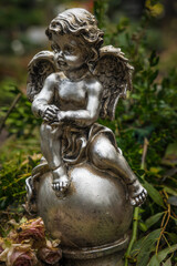 Fototapeta na wymiar angel statue on an old grave