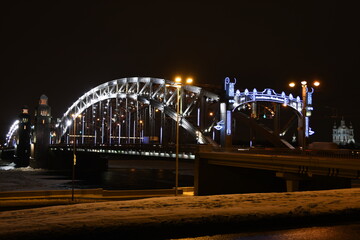 Obraz premium Illuminated bridge across the river in winter