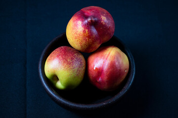 Fototapeta na wymiar fresh peaches in a bowl