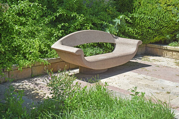 Banc dans la verdure à Leucate village, Aude, Languedoc, Occitanie.