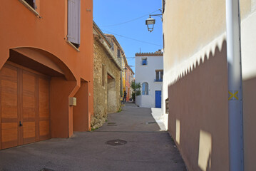 Fototapeta na wymiar Une ruelle du centre de Leucate village, Aude, Languedoc, Occitanie.