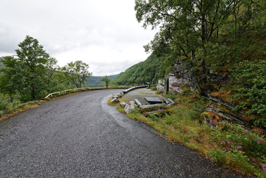 Norwegen - Samnanger - Fossen Bratte Wasserfall - Kriegsdenkmal