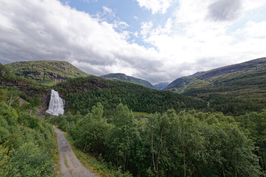 Norwegen - Samnanger - Fossen Bratte Wasserfall - Wanderweg