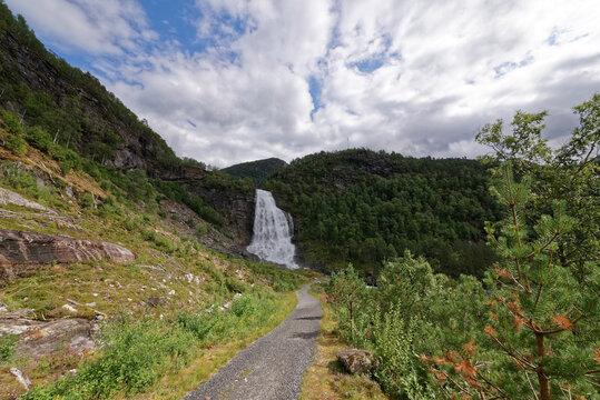 Norwegen - Samnanger - Fossen Bratte Wasserfall - Wanderweg
