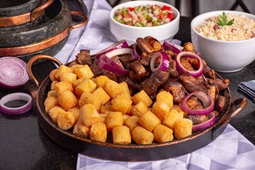 Carne de Sol Acebolada com Mandioquinha