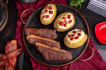 Tiras de Picanha com Batata Recheada