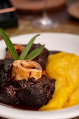 Ossobuco com polenta