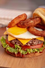 Hamburguer gourmet com onion wings
