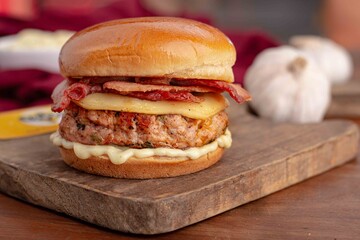 Hamburguer gourmet com bife recheado