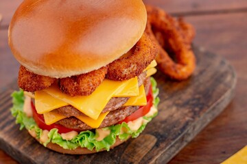 Hamburguer gourmet com onion wings