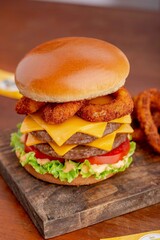 Hamburguer gourmet com onion wings