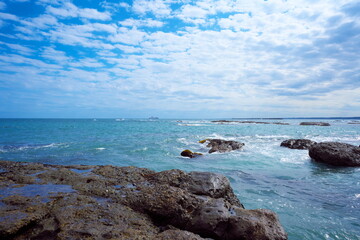 静かな波の日の秋の日本の観光地の海岸