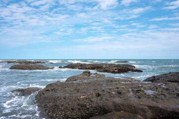 静かな波の日の秋の日本の観光地の海岸