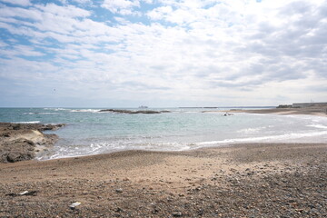 静かな波の日の秋の日本の観光地の海岸