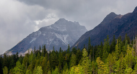 Obraz premium Snow capped mountain in clouds