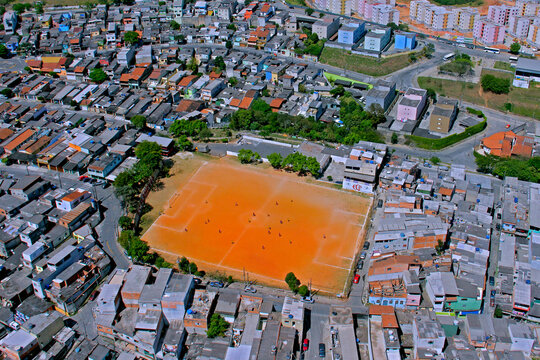 Vista aerea de campo de futebol de varzea na periferia de Santo Andre. Sao Paulo