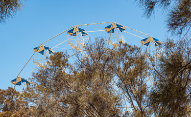 The Mandurah foreshore is popular with tourists having restaurants, fish & chips, boating, entertainment and seagulls.