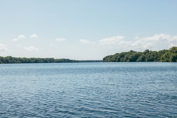 hermoso río con salida al mar