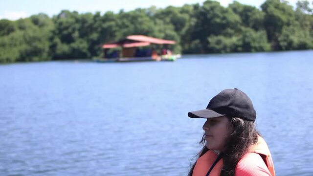 mujer en canoa pasea por un manglar con salida al mar