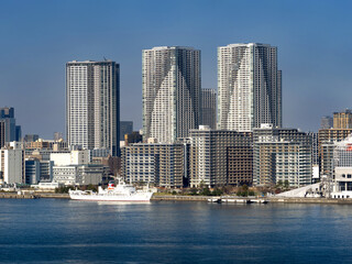 Naklejka premium 東京都 晴海客船ターミナルと高層マンション街