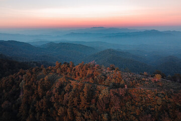 Obraz premium Mountains and forests after sunset