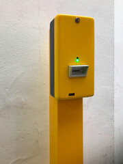 Ticket Validierung Stempelmaschine an einem Bahnhof