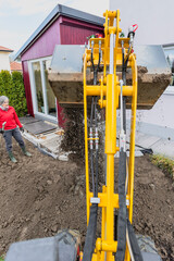 Grobe Gartenarbeit mit einem Mini-Radlader