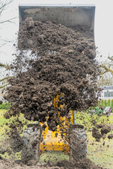 Grobe Gartenarbeit mit einem Mini-Radlader