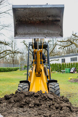 Grobe Gartenarbeit mit einem Mini-Radlader