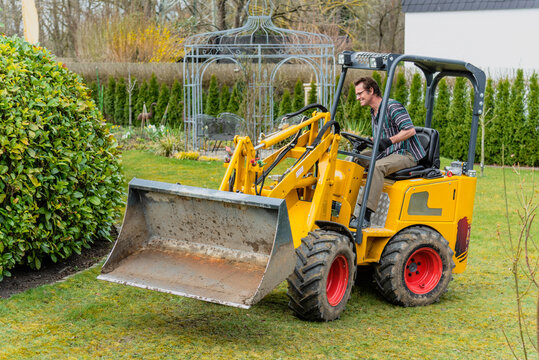 Grobe Gartenarbeit mit einem Mini-Radlader