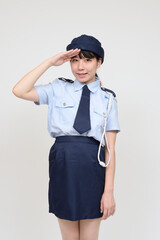 敬礼する婦警のコスプレをした女性