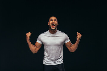 Naklejka premium Muscular athlete shouting in joy