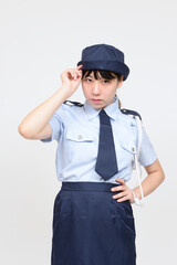 婦警のコスプレをする女性