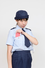 レッドカードを出す婦警