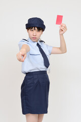 レッドカードを出す婦警