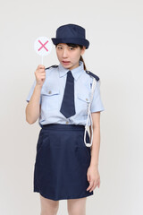 バツ印を出す婦警