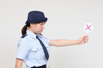 バツ印を出す婦警のコスプレをした女性
