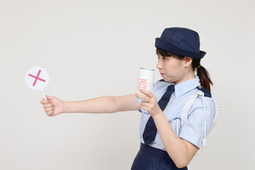 飲酒はダメだと言う婦警