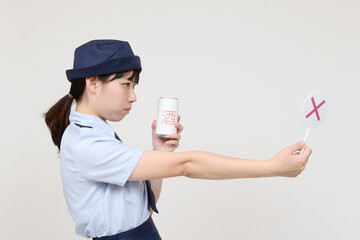 酒はダメだと言う婦警